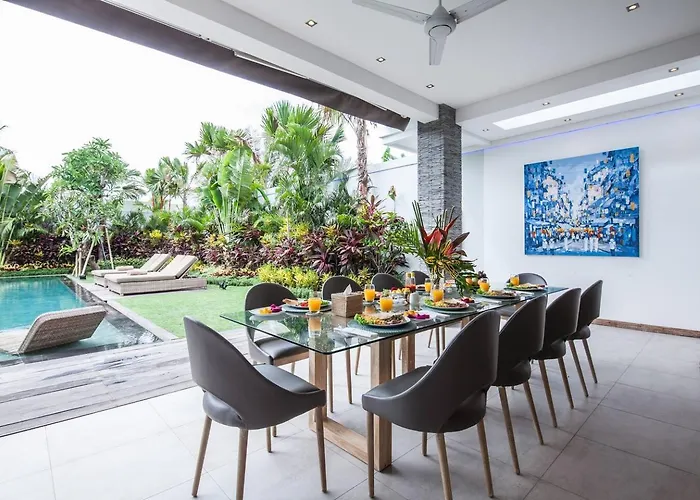 Spacious 4 Bedroom Garden And Pool Seminyak