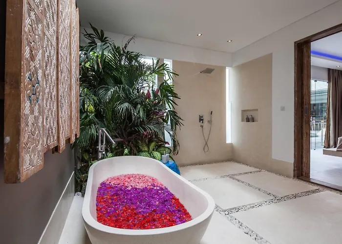 Spacious 4 Bedroom Garden And Pool