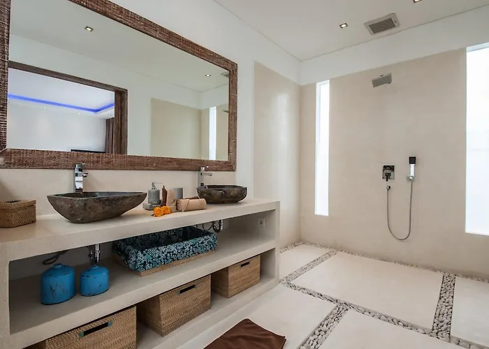 Villa Spacious 4 Bedroom Garden And Pool