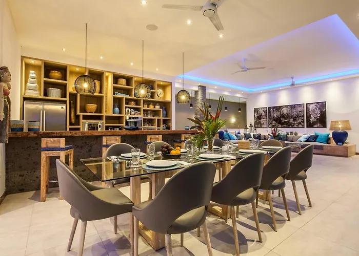 Spacious 4 Bedroom Garden And Pool Seminyak